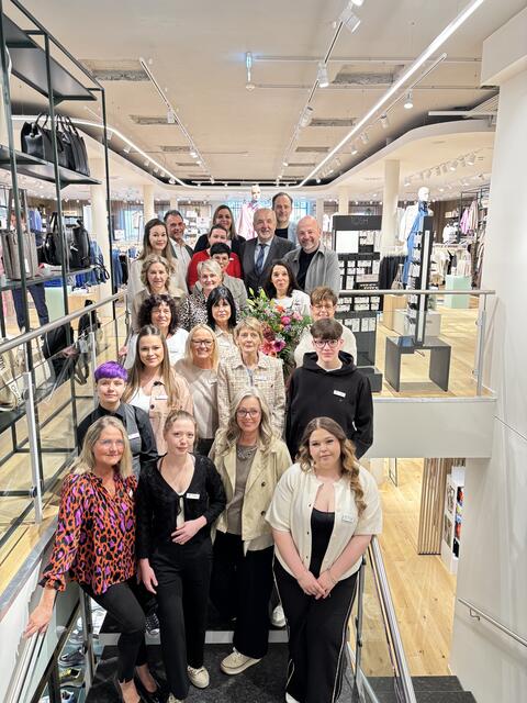 Das Mitarbeiterteam von Feucht Mode mit der Unternehmensführung am Tag der Neueröffnung in Reutte. | Foto: Reichel