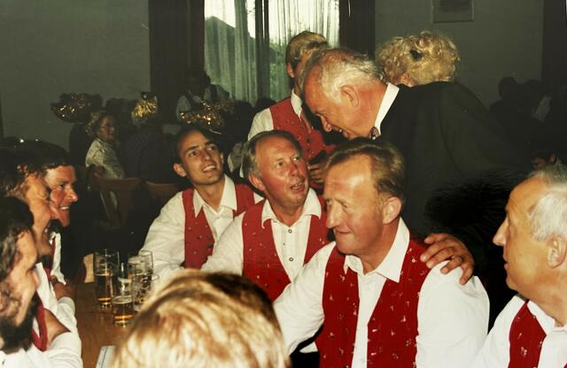Gerne unter Musikerkollegen, Franz Gruber (Bildmitte) im schmunzelnden Austausch mit dem seinerzeitigen Landeshauptmann Dr. Josef Ratzenböck. | Foto: Archiv Gruber/Pfeil