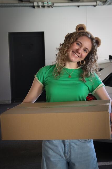 HBLW-Schulsprecherin Sarah Taxer verteilte die Faschingskrapfen mit ihren Helfern an alle Schüler:innen .       Foto: Laura Watzl

