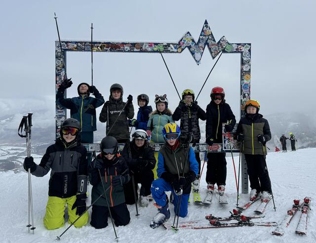 Unter der Leitung von Jochen Pardametz machten sich die Kinder der 2a, 2b und 2c zusammen mit ihren Betreuer:innen auf den Weg nach Wagrain. | Foto: Sport/Mittelschule St. Valentin
