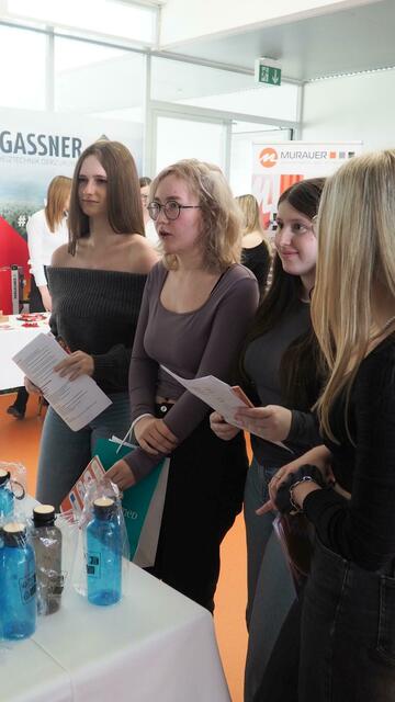 Schülerinnen der 4A der HLW Braunau (v. li) Sophie Innerebner, Emma Biebl und Jana Reisecker | Foto: Mag. Johanna Kirmann