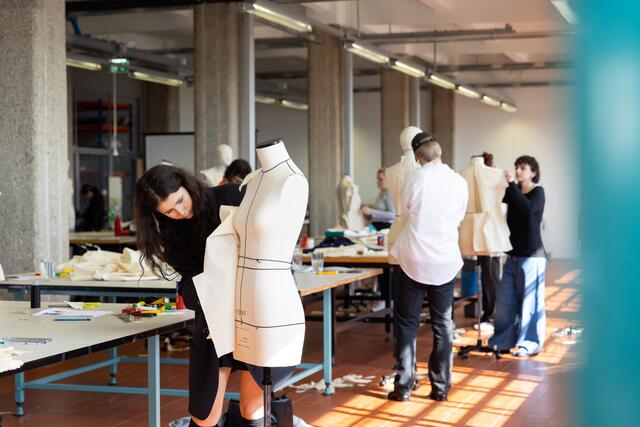 Interessierte haben die Gelegenheit, das vielfältige Studienangebot kennenzulernen und den Unialltag hautnah mitzuerleben. | Foto: Juliana Tasler-Rager
