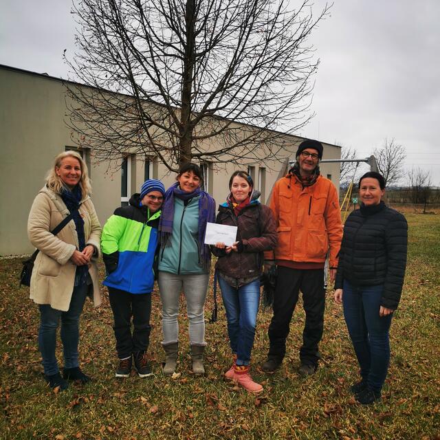 Spendenübergabe: Renate Mihle (LEADER Weinviertel Manhartsberg) Florian Frey (Sonnendach), Magdalena Geinzer (KLAR! Göllersbach), Yvonne Kreissl (Sonnendach), Christoph Seidl (Göllersdorf for Future) mit bfm. Leiterin des Sonnendach Sonja Dürnsteiner. | Foto: Leader Region Weinviertel-Manhartsberg