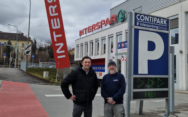 Tom Pulverer (rechts) und Contipark-Österreich-Süd-Betriebsleiter Michael Galli-Magerl vor der Interspar-Garage im Herzen von Villach. | Foto: Privat