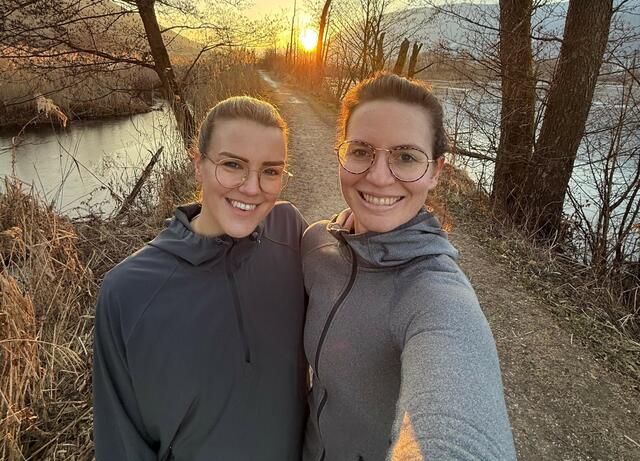 Melanie Happerger (l.) und Sandra Preiml laden zu Bewegung im Freien ein. Gemeinsam wird im Bleistätter Moor gelaufen. | Foto: Privat
