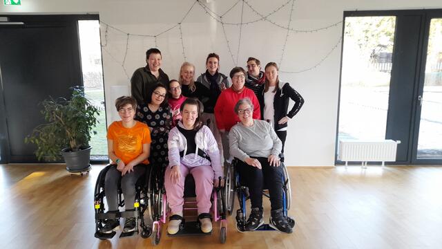 Das Projekt „Weil ich eine Frau* bin, nehme ich mein Leben selbst in die Hand!“ empowert und begleitet junge Frauen* mit Behinderungen. | Foto: Verein knack:punkt