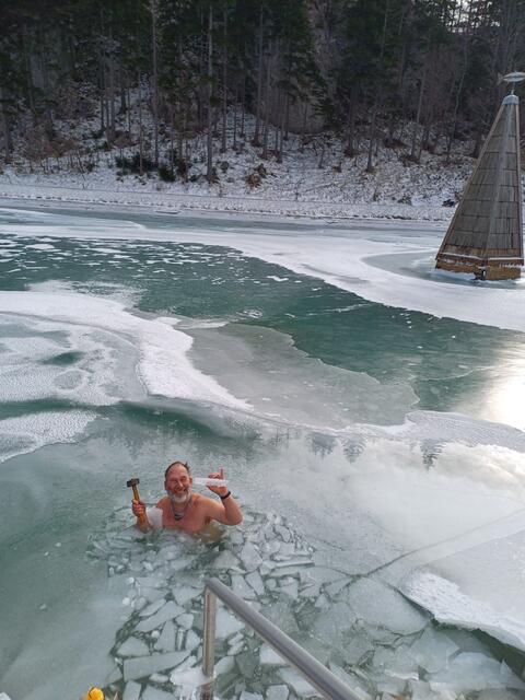Mario Holdmann im eisigen Wasser in Losenheim. | Foto: privat