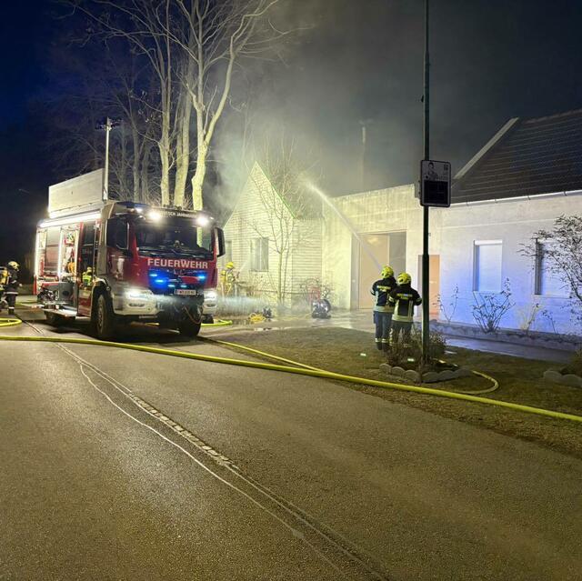 Ein Dachstuhlbrand in Deutsch Jahrndorf erreichte die Brandstufe zwei. | Foto: FF Bruckneudorf