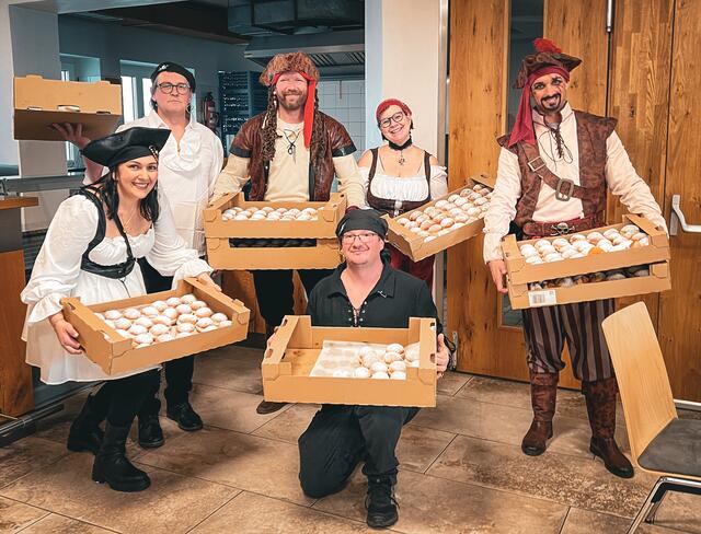 Gratis Krapfen für alle Kinder! v.l.n.r. STR Kollitsch, STR Sütterlüty, GR Schulnig, GR Morri, GR Stornig, GR Sneditz