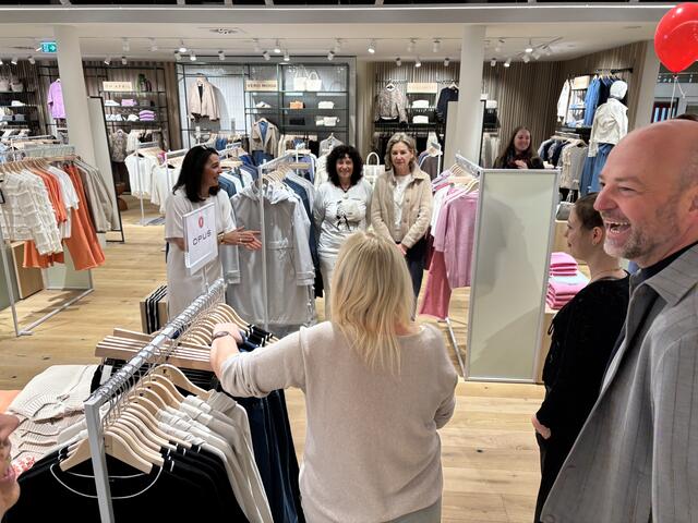 Eine kurze Teambesprechung im Beisein der Chefs, bevor das Haus neu eröffnet wurde. | Foto: Reichel