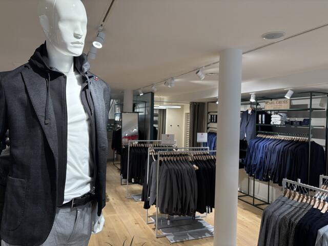 Mode für den Herren findet man im Erdgeschoß. | Foto: Reichel