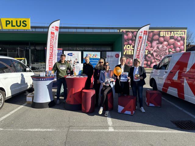Daniel Schratl (v.l.), Bettina Holzner, Sarah Feiersinger-Epple, Stephanie Posch, Corona Rettenbacher und Monika Nadarevic informierten am Donnerstag über Frauenthemen.  | Foto: Fabienne Gruber
