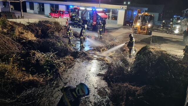 Der abgelagerte Grünschnitt am dafür vorgesehenen Lagerplatz fing aus bisher unbekannter Ursache Feuer. | Foto: Feuerwehr Ferlach