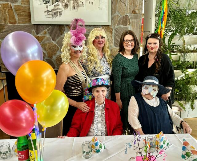Lachen und gute Stimmung bei Musik und Faschingskrapfen begleiteten das Faschingsfest
im PBZ Stockerau – vorne vlnr.: Die Bewohnerinnen Paula Kurzmann und Emma
Ammerstorfer, dahinter vlnr.: Ingrid Grabenhofer; Edeltraud Schmatz; interim. Kaufm.
Direktorin Katrin Hörth, MA BSc, Management Ehrenamt und Alltagsbegleitung Brigitte
Travnicek | Foto: PBZ Stockerau
