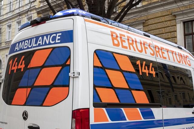 Bei einem Autounfall am Donnerstagfrüh wird ein Kleinkind verletzt. Die Berufsrettung war im Einsatz. (Symbol) | Foto: Tobias Steinmaurer / picturedesk.com 