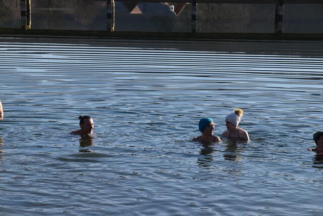 Eisbaden kommt immer mehr in Schwung. Im Naturbadesee Burg trifft sich eine Gruppe zweimal die Woche. | Foto: Michael Strini