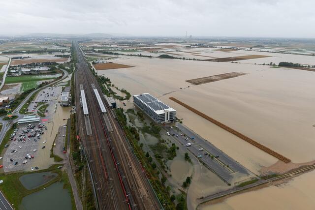 Das Hochwasser überflutete große Teile des Bezirk Tullns und auch die Bahninfrastruktur trug große Schäden davon. Die ÖBB müssen nun weiterer Reparaturarbeiten durchführen und Provisorien rückbauen. | Foto: BFKDO Tulln/ Öllerer Fl.
