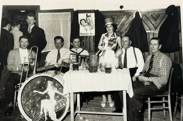 Fasching 1960 im Gasthaus Luger beim Invalidenball: Gruber 2.v.li. am Schlagzeug. | Foto: Archiv Gruber/Pfeil
