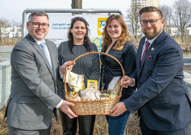 Landesrat Ludwig Schleritzko (l.), „Tut gut!“-Geschäftsführer Erwin Zeiler (r.) und „Tut gut!“-Programmleiterin Silvia Posch (2.v.r.) gratulieren der 10.000 „Vorsorge Aktiv“-Teilnehmerin Manuela Mitterhofer. | Foto: NLK Filzwieser