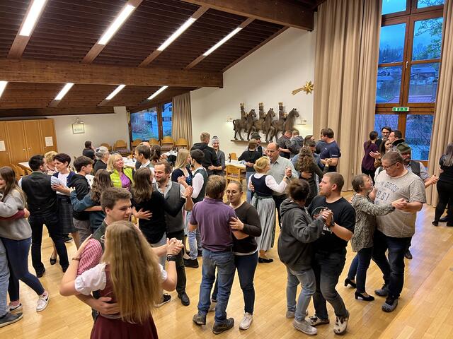 An sechs Abenden werden im Pfandler Pfarrheim zahlreiche Tänze vermittelt. | Foto: GTEV D'Ischler
