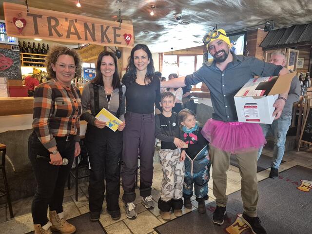 Am Foto die Siegerin des Hauptpreises Tamara Kandler mit Obfrau-Stellvertreterin Elisabeth Kalb-Hubauer (links). | Foto: Wirtschaft St. Michael