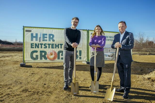 Beim Spatenstich in Inzersdorf, v. l..: Oliver Dobbs (Denns Geschäftsleitung Österreich), Mareike Nossol (Geschäftsführerin der dennree GmbH) und Bezirksvorsteher Gerald Bischof (SPÖ). | Foto: Maria Noi