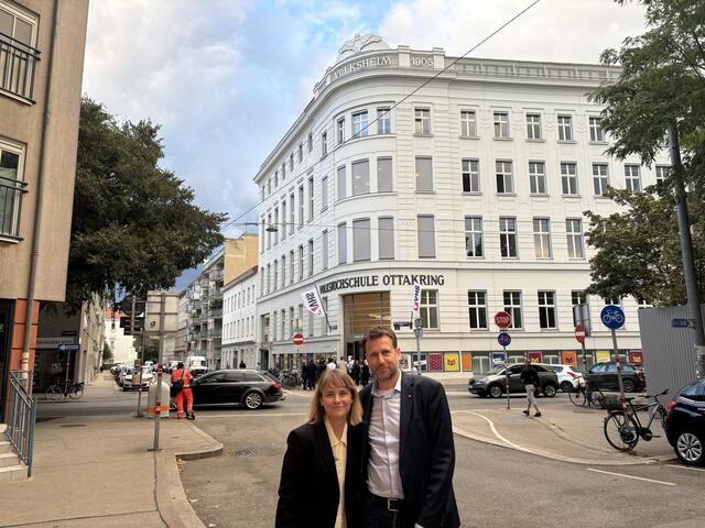 Bezirkschefin Stefanie Lamp (SPÖ) und VHS Direktor Laimer eröffneten die modernisierte Volkshochschule. | Foto: Katharina Nieschalk / MeinBezirk