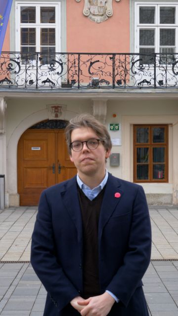 Bernhard Lutzer von den NEOS prangert die Leerstände in der Wiener Neustädter Innenstadt an. | Foto: NEOS WN