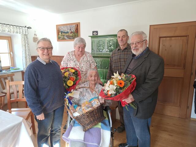 Bürgermeisterin Bettina Lancaster (li.) und Karl Pürstinger (re.) gratulierten.
 | Foto: PV Steinbach