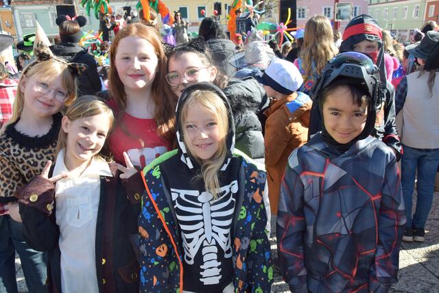 Auch die Kinder der Volksschule und ASO Weiz machten beim Umzug mit. | Foto: VS/ASO Weiz