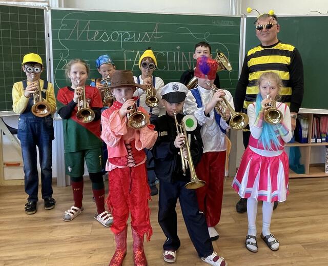 Mit "Biene" Ewald spielte die Bläserklasse der Volksschule Weiden bei Rechnitz im Fasching auf. | Foto: Volksschule Weiden b. Rechnitz