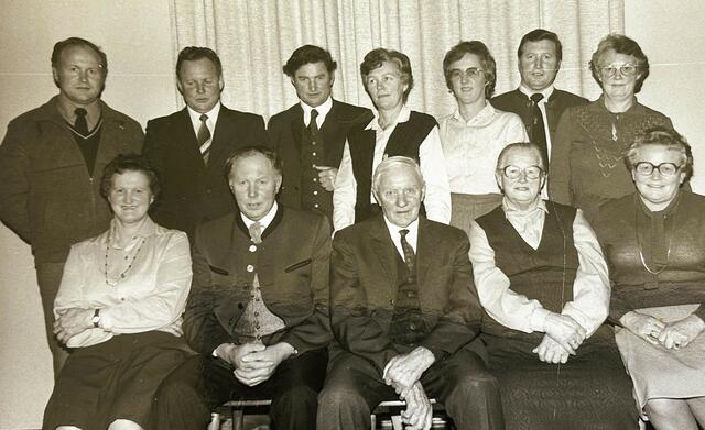 Ein SW-Bild aus dem Familienalbum: Die Großfamilie Gruber mit ihren Eltern. Heute leben noch fünf Geschwister. | Foto: Archiv Gruber/Pfeil