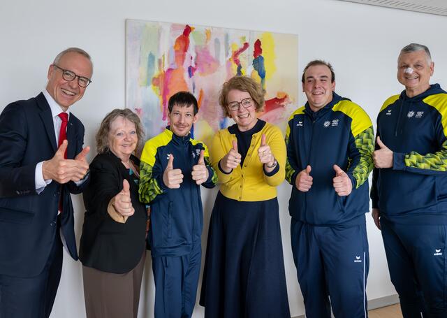 Präsident Special Olympics NÖ Wolfgang Viehauser, Vizepräsidentin Special Olympics NÖ Eveline Helm, Thomas Fink, Sozial-Landesrätin Christiane Teschl-Hofmeister, Paul Vogl und Trainer Günther Grill | Foto: NLK Filzwieser