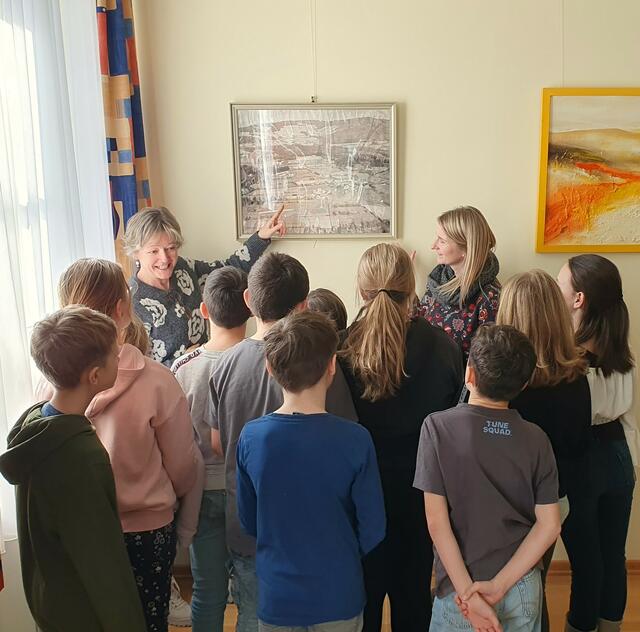 Die Volksschulkinder waren begeistert von den alten Fotos, die zeigen, wie sich Miesenbach entwickelt hat. | Foto: Gemeinde Miesenbach