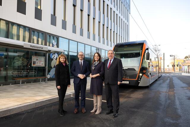 Bürgermeister Dietmar Prammer (SPÖ), Vizebürgermeisterin Tina Blöchl (SPÖ), Linz AG-Generaldirektor Erich Haider und Linz AG-Vorstandsdirektorin Jutta Rinner freuen sich über die Fortschritte beim Projekt „neue Obuslinie 48“. | Foto: Linz AG