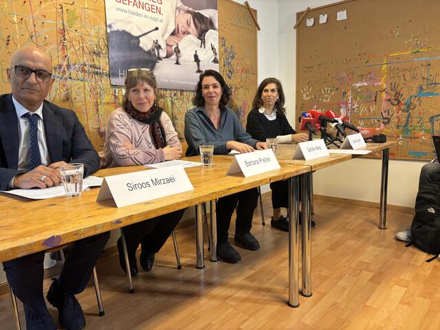 v. l.: Arzt Siroos Mirzaei, Psychologin Barbara Preitler, Geschäftsführerin Cecilia Heiss und Laura Leyser von "Ärzte ohne Grenzen" gaben einen Überblick über die vergangenen 30 Jahre. | Foto: Fabian Franz/MeinBezirk