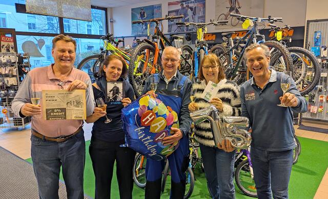 von links: IT-Experte Lukas Joksch, Verkaufsleiterin Manuela Chladek, Jubilar und Werkstättenmeister Anton Chladek, Astrid Schönfeld von der benachbarten Firma Klucsarits und Mödlings Wirtschaftsstadtrat Gert Zaunbauer. | Foto: Stadtgemeinde Mödling / Boeger