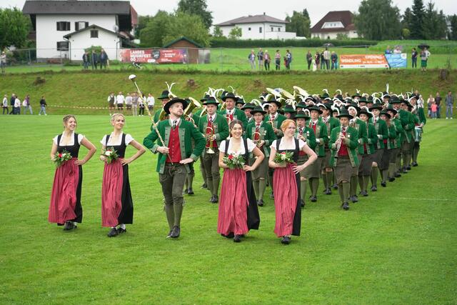 Alles ist grün am St. Patricks Day: Da passen die Kopfinger Musiker mit ihren Outfits perfekt ins Bild. Sie marschieren bei der großen Parade am 17. März 2025 in Dublin, Irland, mit. | Foto: Theresa Jodlbauer