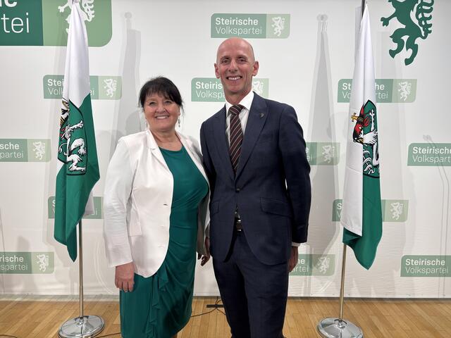 Sichtlich zufrieden mit ihrer Wahl: die geschäftsführende Landesparteiobfrau Manuela Khom mit dem designierten Wirtschafts- und Finanzlandesrat Willibald Ehrenhöfer | Foto: MeinBezirk