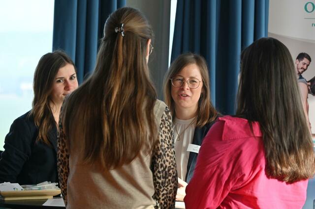 Selina Weiss und Maria Aigner (v. li.) von 
OptimaMed Aspach mit Schülerinnen der HLW Braunau
 | Foto: Bettina Seidl