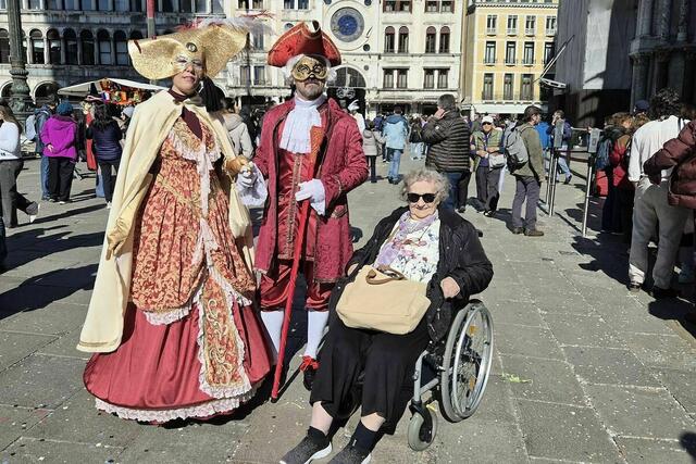 Wie im Märchen: Bewohnerin Erna Rauter genoss die zauberhafte Welt der venezianischen Kostüme. | Foto: SeneCura