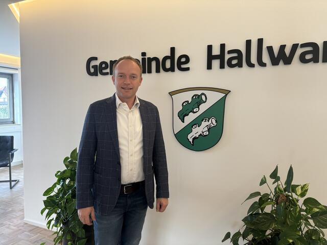 Der Bürgermeister von Hallwang, Johannes Ebner, sprach über die aktuellen Ereignisse in der Gemeinde. | Foto: Emanuel Hasenauer