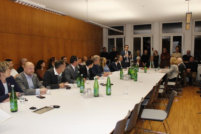 Rechts die leeren Plätze der SPÖ-Mandatare, kurz nachdem diese auszogen. Vor der Sitzung hatten alle noch beim offiziellen gemeinsamen Foto des neuen künftigen Schremser Gemeinderates zusammengestanden. | Foto: Walter Kellner