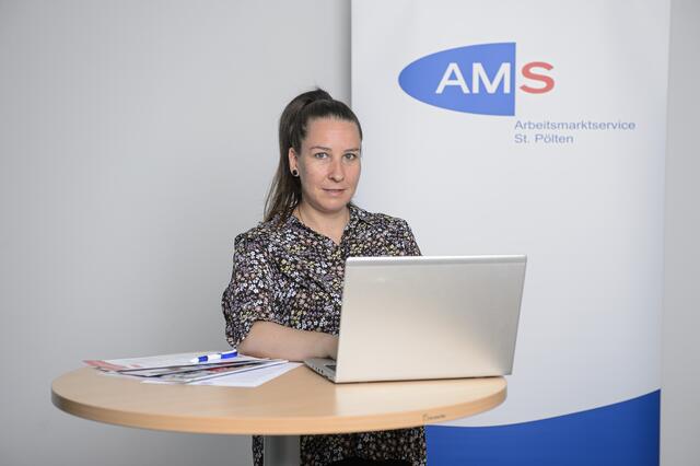 AMS-Geschäftsstellenleiterin Monika Taboga informiert über die aktuelle Arbeitslosigkeit im Bezirk. | Foto: AMS St. Pölten