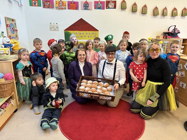 Wirtschaftsbund-Bezirksobfrau Judith Ringer gemeinsam mit den Pädagoginnen und Kindern des Kindergartens Waldneukirchen. | Foto: Hartl