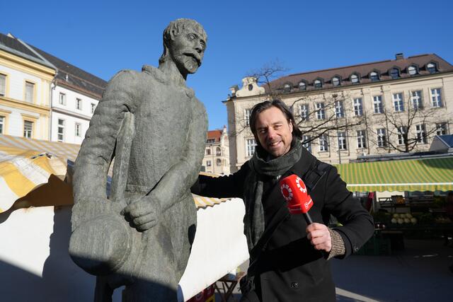 MeinBezirk-Kärnten-Chefredakteur Stephan Fugger und der steinerne Fischer: Diesmal wollten wir wissen, wo es heimischen Fisch gibt, der einem die Fastenzeit erleichtert. | Foto: MeinBezirk.at