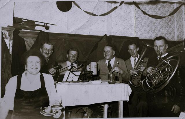 Franz Gruber, als damals junger Musiker (2.v.r.) bei einer Faschingsveranstaltung am Turm. Die legendäre Turmwirtin Anna Hermannseder servierte gerade ein Paar Frankfurter. | Foto: Archiv Gruber/Pfeil