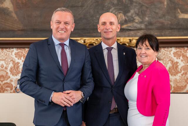 Landeshauptmann Mario Kunasek und Landeshauptmann-Stellvertreterin Manuela Khom hießen Willibald Ehrenhöfer in der Landesregierung willkommen.  | Foto: Land Steiermark/Binder