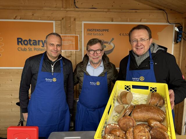 Schenkten bei der Eröffnung die Fastensuppe aus: Christoph Pircher und Präsident Clemens Moritzer vom Rotary-Club mit Bürgermeister Matthias Stadler | Foto: Lauren Seywald / MeinBezirk