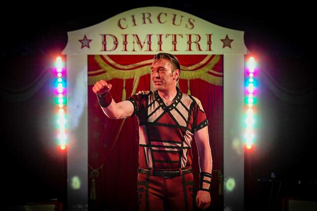 Robi Berousek aus der goldenen Stadt Prag begeistert mit seiner waghalsigen Balance auf der freistehenden Leiter. | Foto: Circus Dimitri